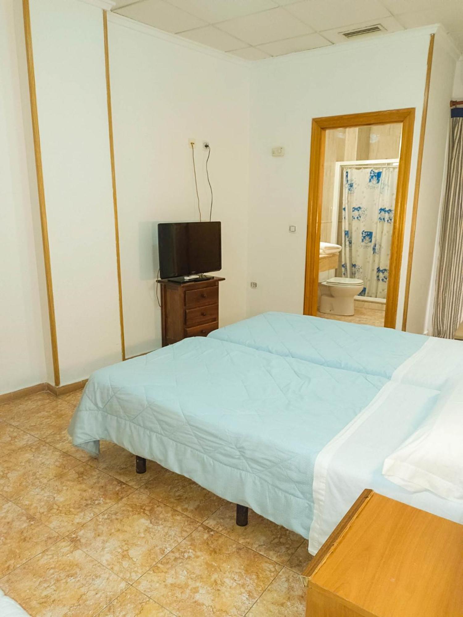 Hostal Gran Via Levante 托雷维耶哈 外观 照片