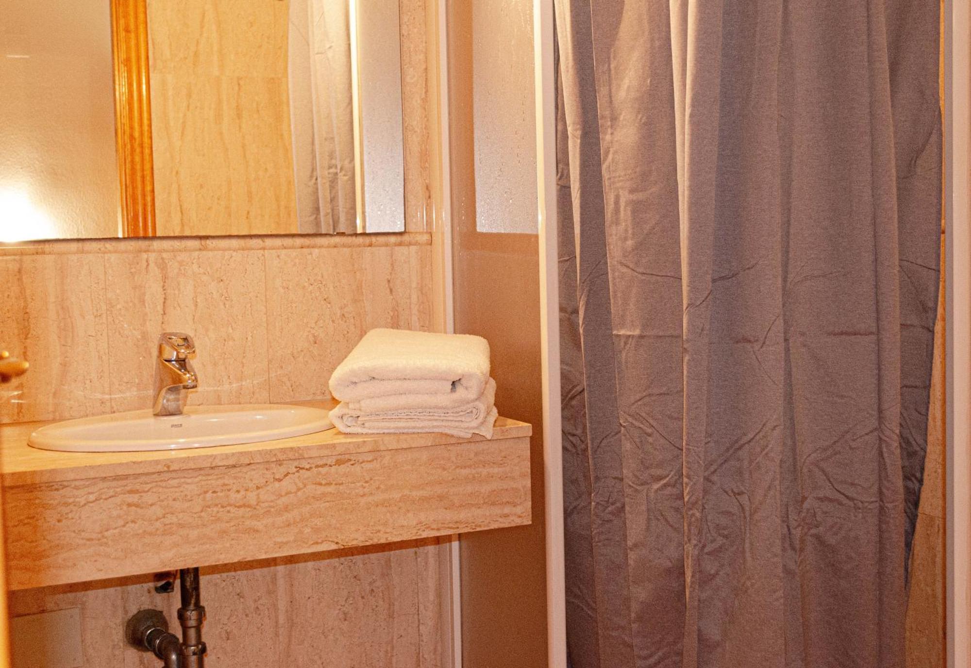 Hostal Gran Via Levante 托雷维耶哈 外观 照片